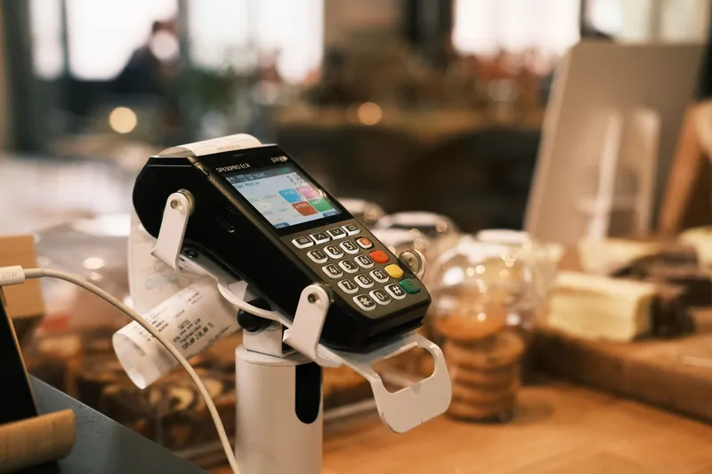 POS-терминал для оплаты картой в турецком кафе