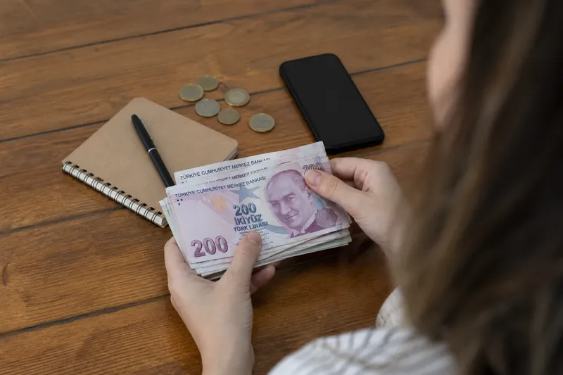 Турецкие лиры, банкноты и монеты на столе для планирования бюджета поездки